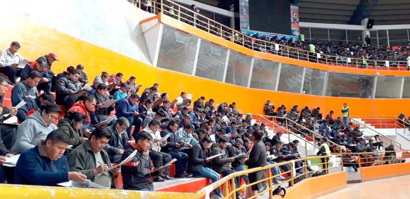 Más de 2.000 postulantes dieron examen para cargos educativos en Potosí