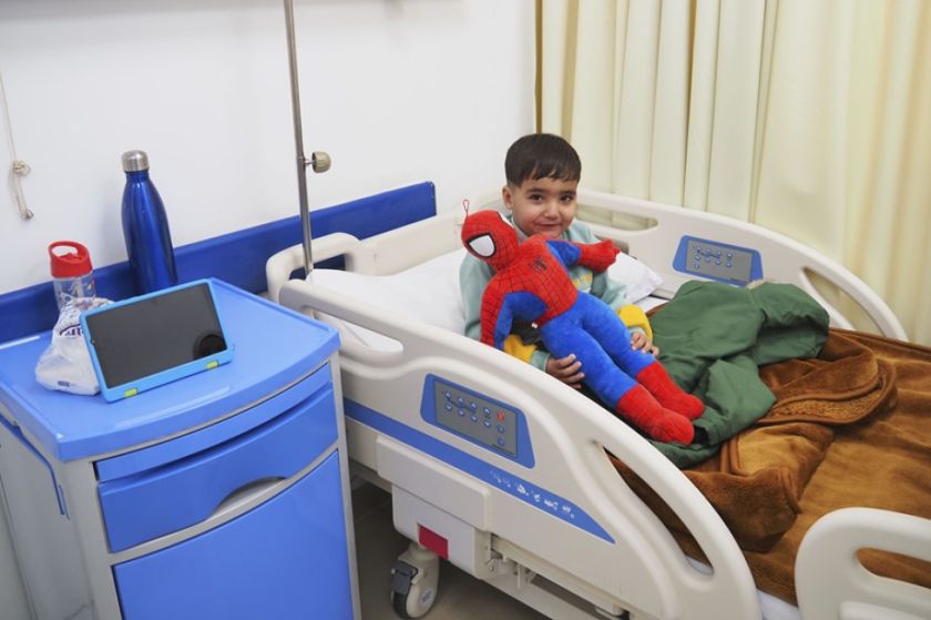 La sonrisa de Ahmed, el niño gazatí que perdió las piernas y a sus padres por las bombas