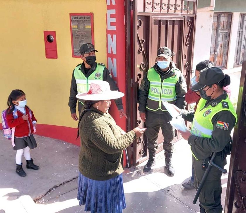 Policía cumple con seguridad estudiantil