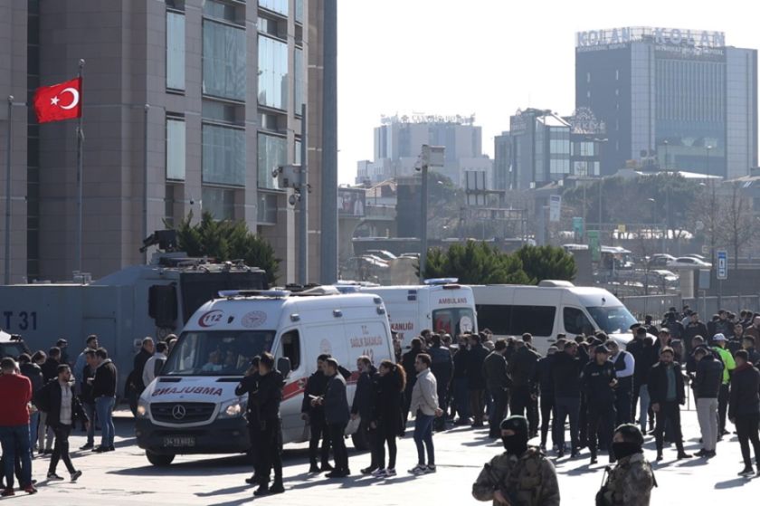 Dos atacantes abatidos y un civil muerto en un atentado contra unos tribunales en Estambul