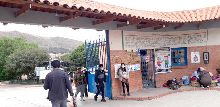 Volver a usar el barbijo no es fácil, evidencian en público que va al hospital