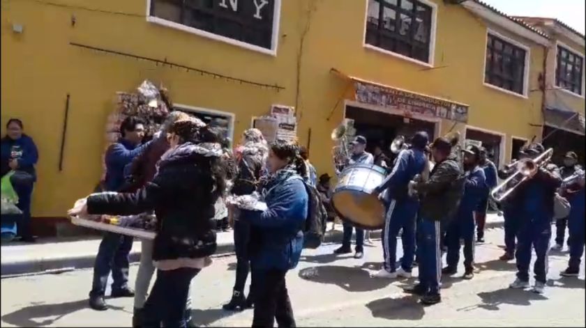 Celebran comadres en el mercado central de Potosí