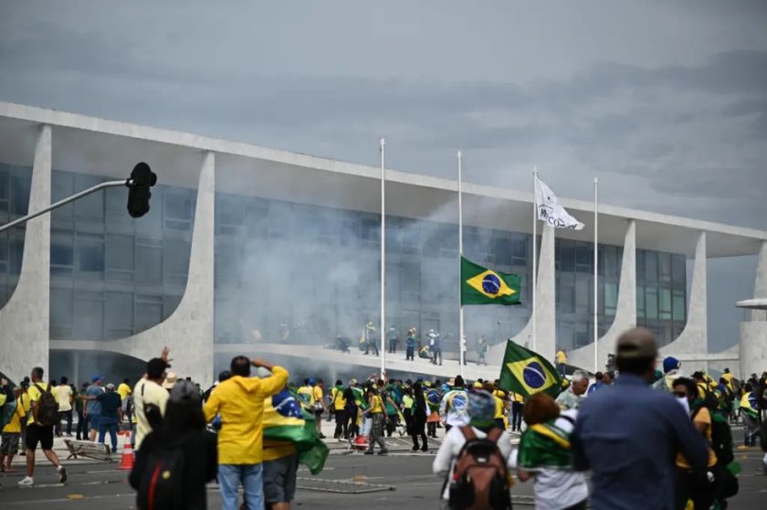 El Supremo de Brasil ordena a Bolsonaro entregar su pasaporte por el del intento de golpe contra Lula
