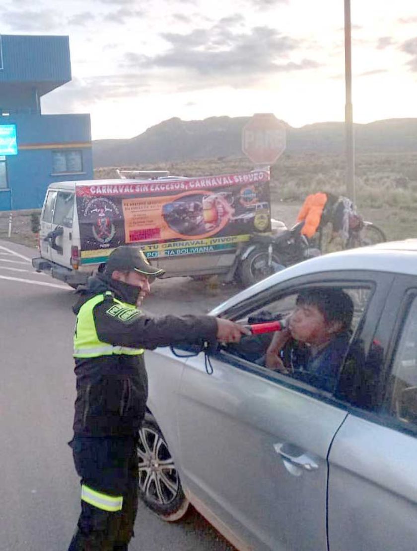 Los policías previenen accidentes en trancas 