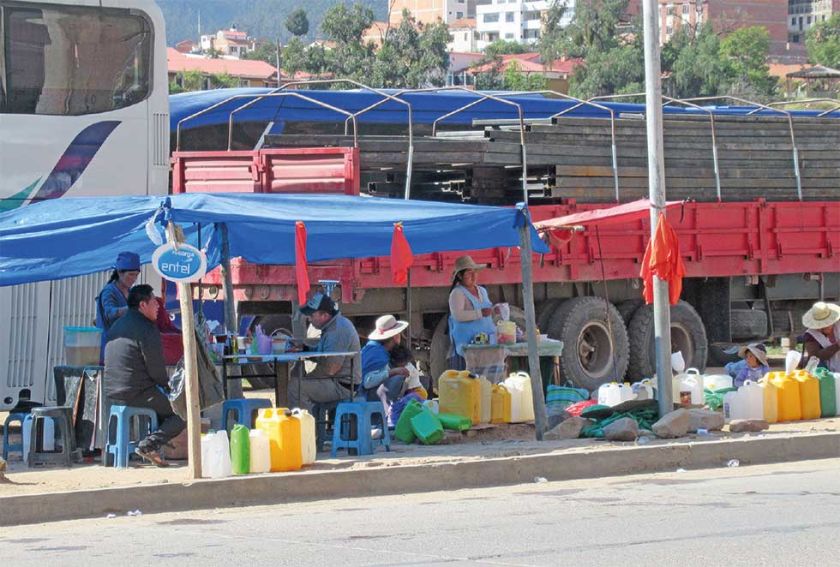 Combustible en bidones se vende solo dos horas al día 