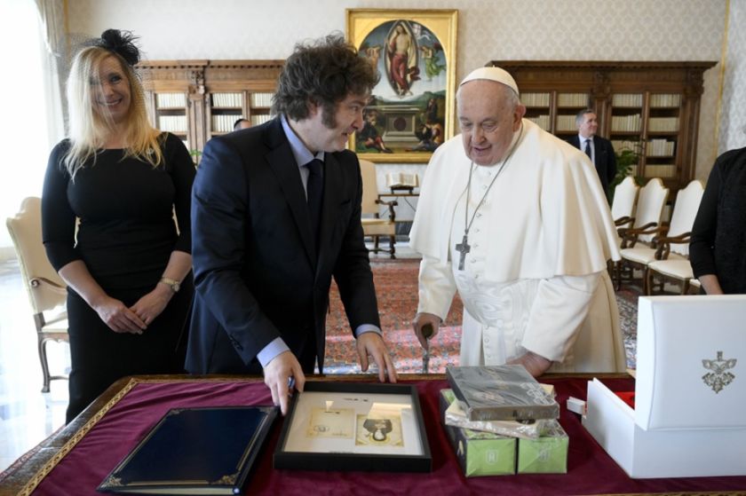 Milei se reunió una hora con el Papa Francisco y le regaló alfajores y galletas de limón