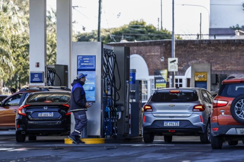 El consumo de combustible en Argentina cae tras las fuertes subidas de precios, que seguirán