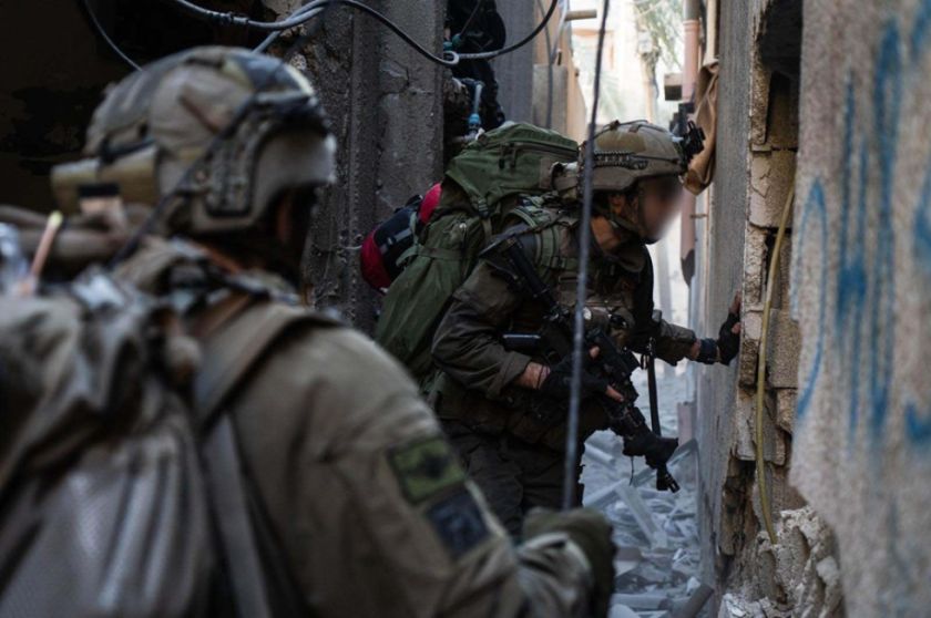 El Ejército israelí mantiene sus ataques en varios puntos de Gaza en el día 131 de guerra