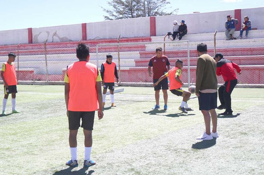 Equipos trabajan en el trato del balón y la definición para el torneo provincial