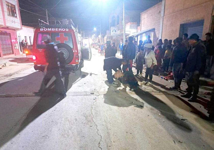 Motocicleta choca con camioneta en Villazón y existen tres personas heridas