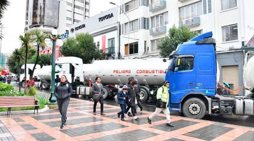 Policía arresta a 15 choferes tras bloqueo de cisternas en ciudad de La Paz