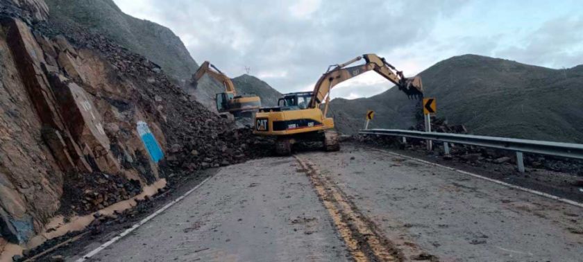 ABC limpia carretera Llallagua Ravelo por afectación de vía