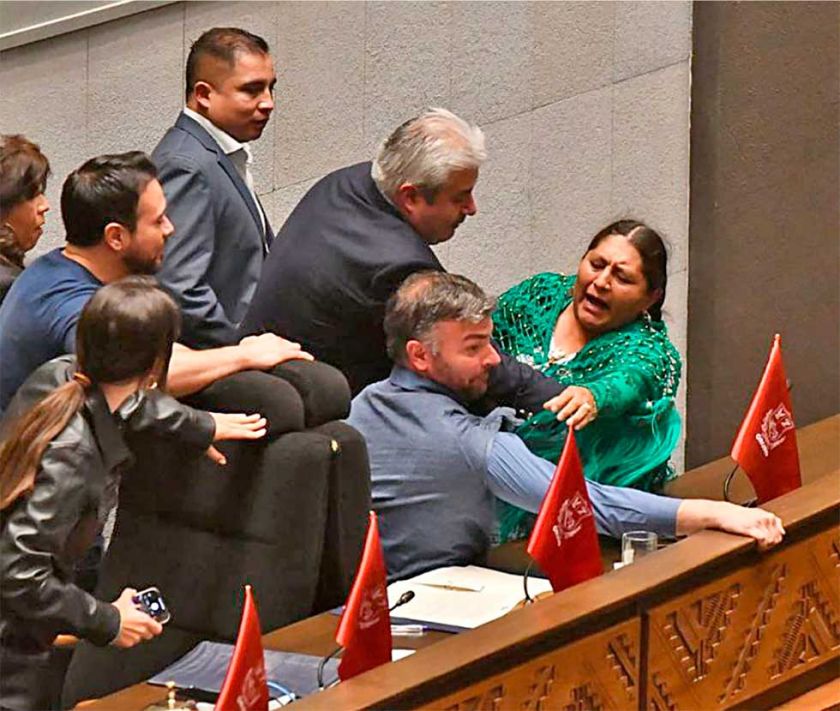 Diputados trata créditos tras lamentable trifulca