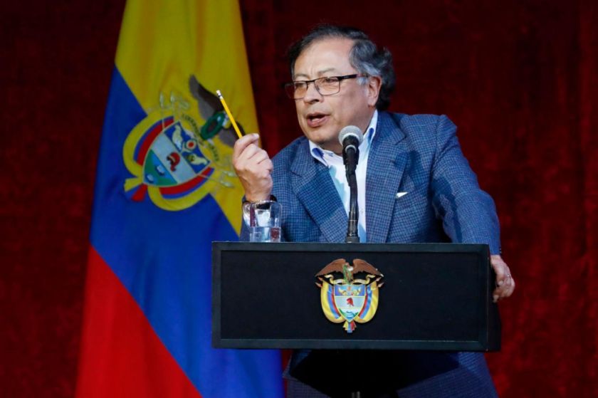 Petro acusa de traición al secretario general de la Cancillería por un contrato de pasaportes