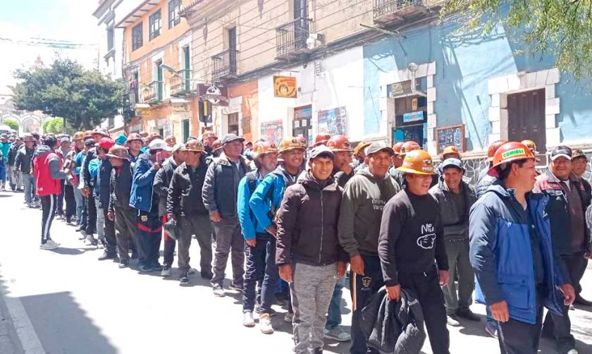 Los mineros inician movilización demandando refinería de zinc