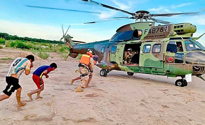Rescatan a nueve personas en helicóptero