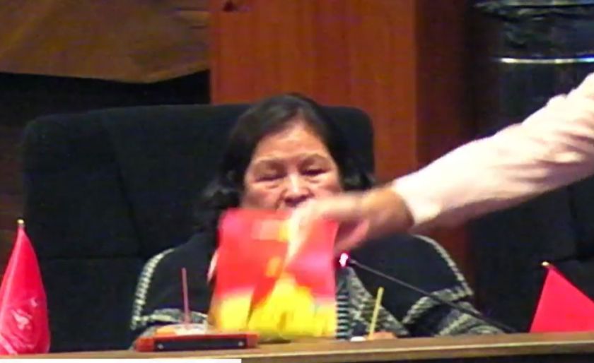 Además de insultos y golpes, Diputados debaten y pelean por "un pollito"