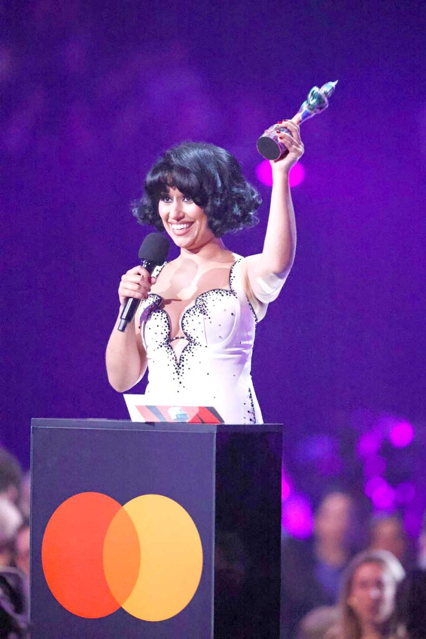 La cantante Raye logra seis premios Brit Award, entre ellos, mejor albúm