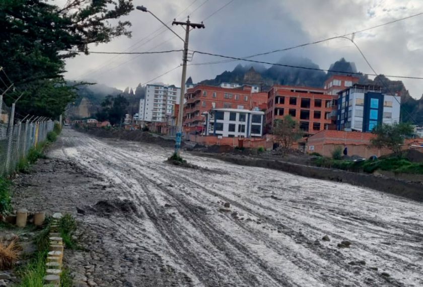 Alcalde de La Paz compromete puesto laboral para la esposa del obrero fallecido en la riada
