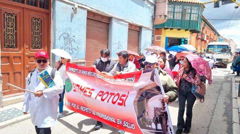 Marcha de profesionales en salud le dice no a la "jubilación forzosa"
