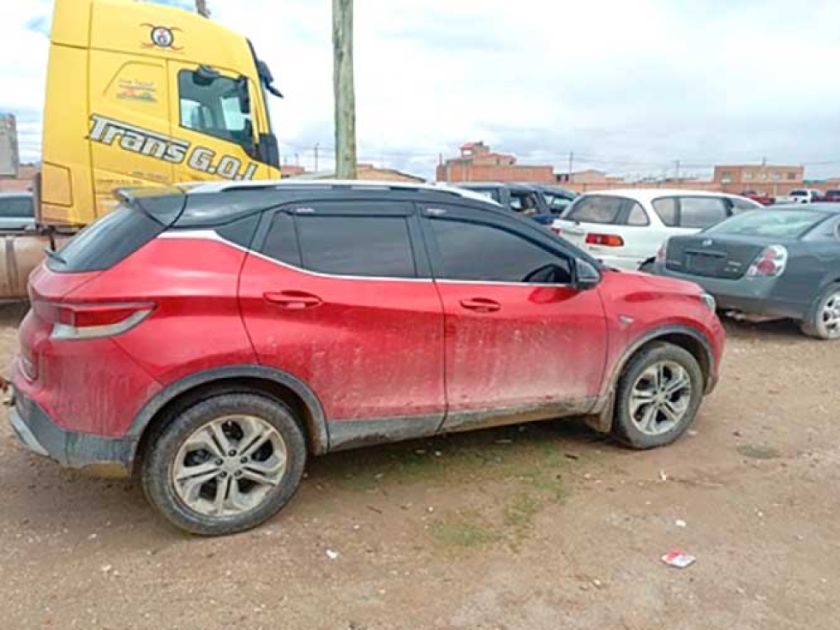 Diprove recupera un vehículo robado a parroquiano en Oruro
