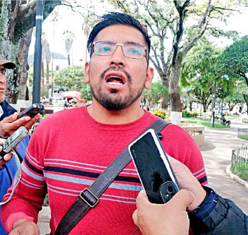 Activista acusa a directora y la aludida niega denuncia