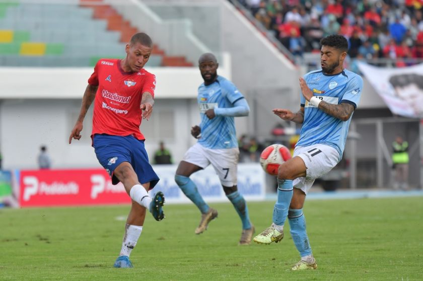 Wilstermann y Aurora dejan el clásico con un empatado áspero