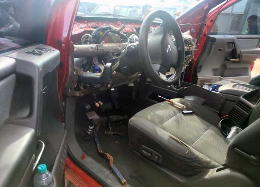 Encuentran droga en doble fondo de una camioneta