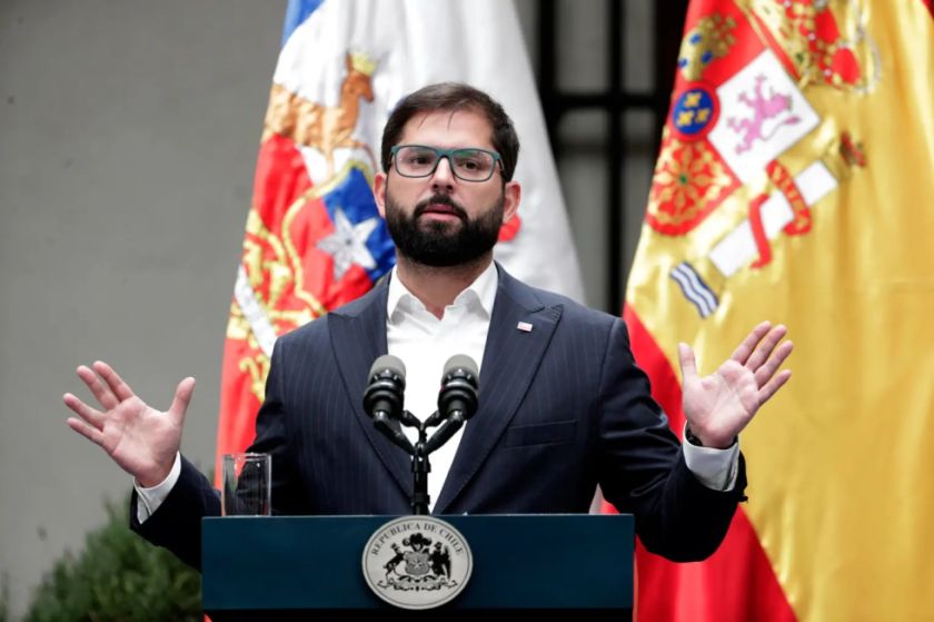 Boric llega a mitad de mandato “desgastado” y sin cumplir sus reformas clave