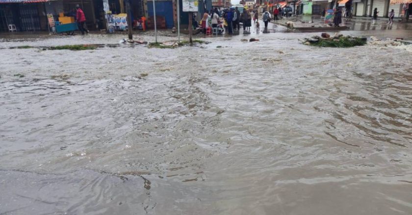 Muere un trabajador mientras  buscaba desaguar  inundación en La Paz
