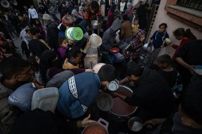 Reportan que hay seis muertos y 83 heridos tras un ataque israelí a palestinos que esperaban el reparto ayuda en Gaza