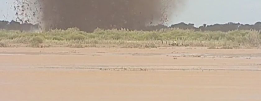 Explosiones logran abrir un canal, reencauzar aguas del río Grande y evitar inundaciones en poblado cruceño