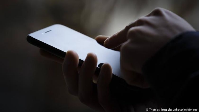 Jóvenes consideran “normal” revisar el celular de su pareja sin permiso, según estudio