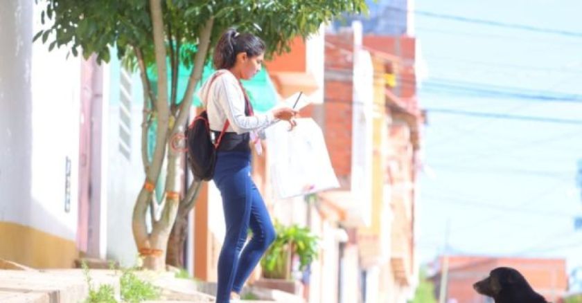 Censista voluntaria ayuda a mujer en trabajo de parto en El Alto