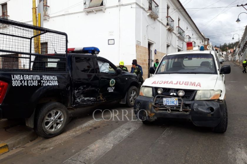 Chocan una camioneta de la Policía y una ambulancia en el centro de Sucre