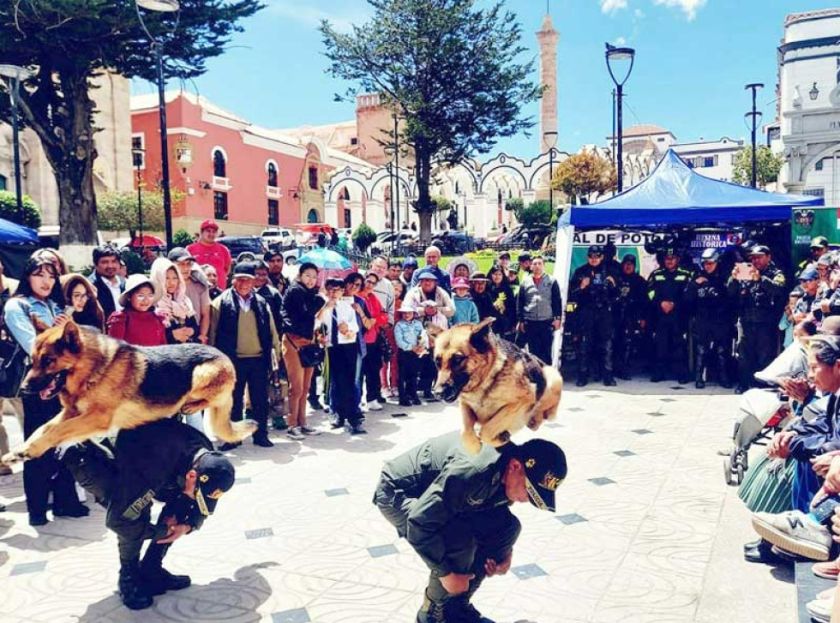 Policías realizaron una emocionante feria de seguridad