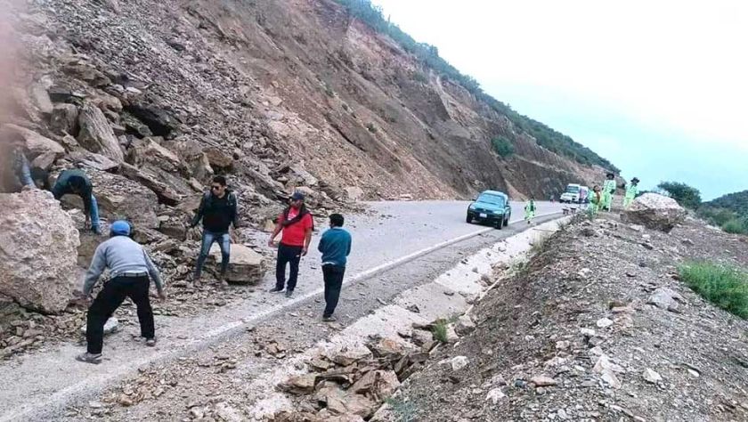 Sugieren precaución al transitar caminos por deslizamiento de rocas