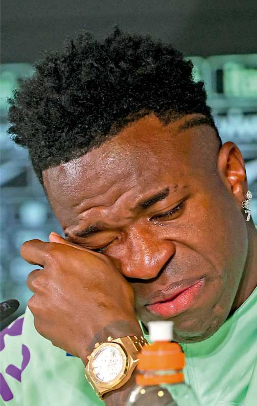 Vinícius rompe  a llorar al hablar  del racismo