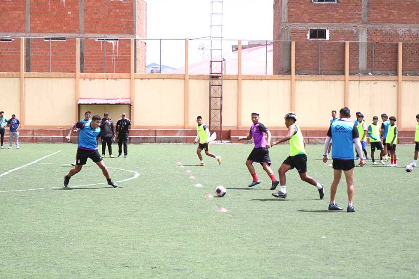 El técnico Ferreira fortalece el trato del balón en el equipo de Real Potosí