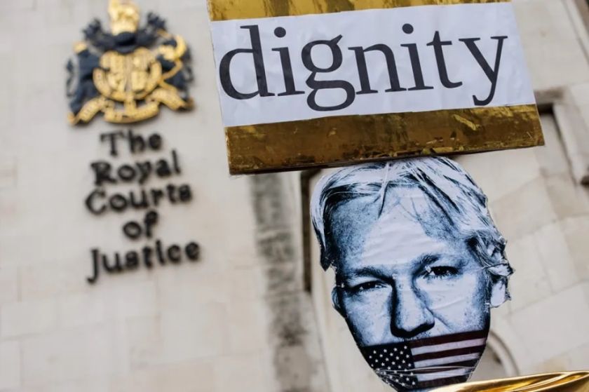 Assange no será extraditado aún a EE.UU. al aplazar su decisión el Tribunal Superior de Londres