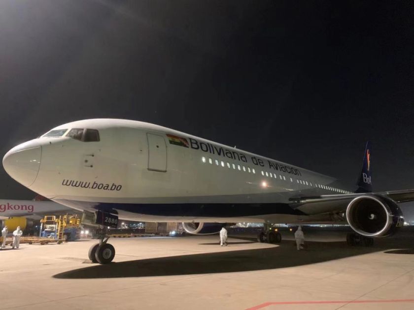 Un avión choca con una jauría y afecta seis operaciones en el aeropuerto de El Alto