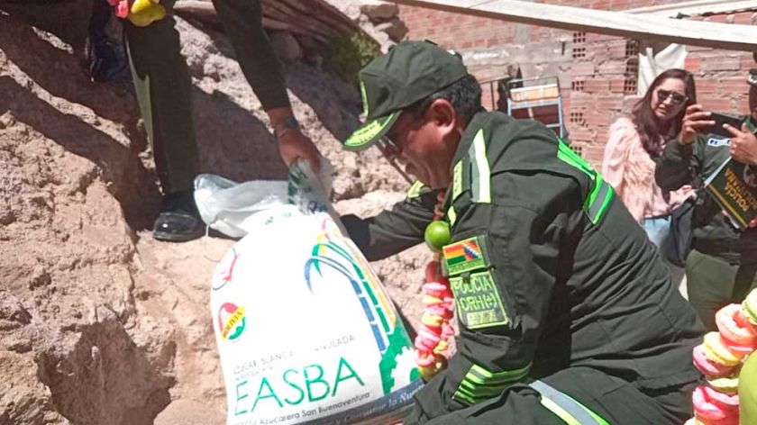 Comandante de la Policía de Potosí lidera entrega de ayuda humanitaria