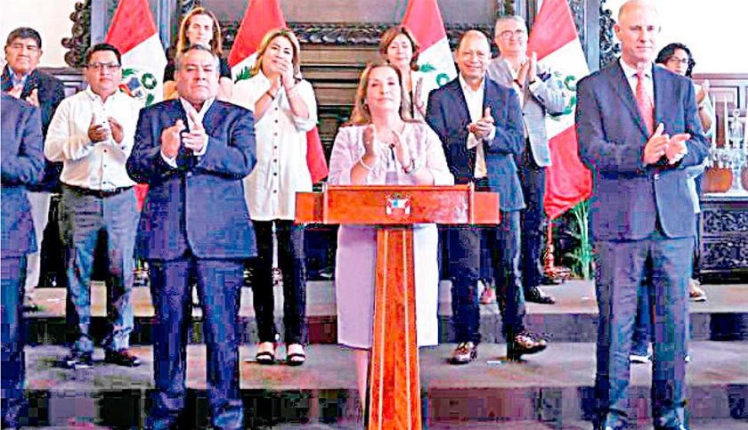 Plantean moción de destitución contra la mandataria de Perú