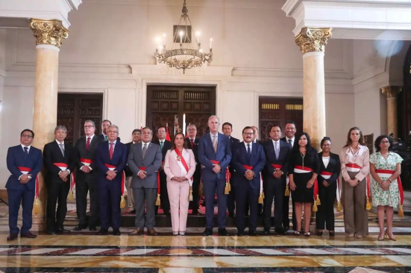 La presidenta de Perú renueva su gabinete al cambiar a seis ministros en plena crisis por el ‘caso Rolex’