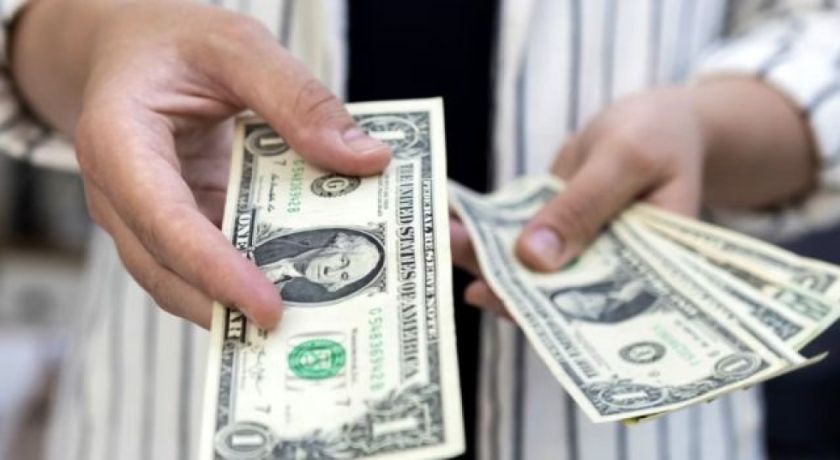 El dólar gana terreno tras un gran cambio en las perspectivas de tipos mundiales