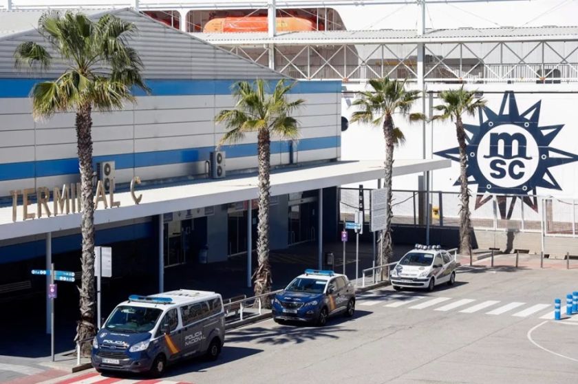 Los 69 bolivianos sin visado desembarcan en Barcelona para iniciar los trámites de deportación