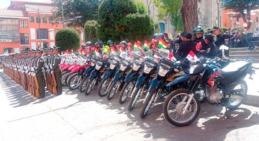 Entregan vehículos y equipamiento a la Policía Departamental de Potosí