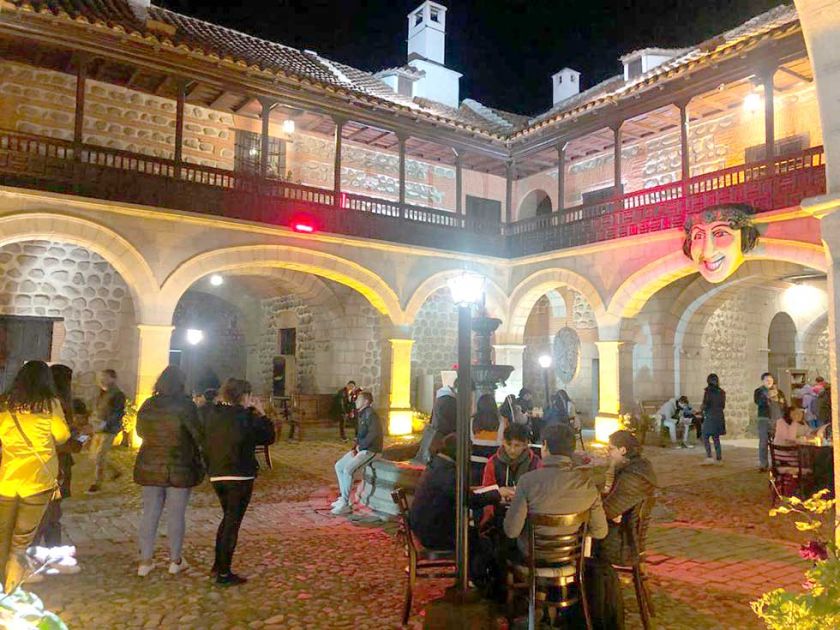 Casa de Moneda atrajo a más de 400 en su noche de literatura