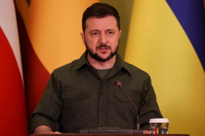 La popularidad de Zelenski baja pero el apoyo al presidente sigue siendo mayoritario