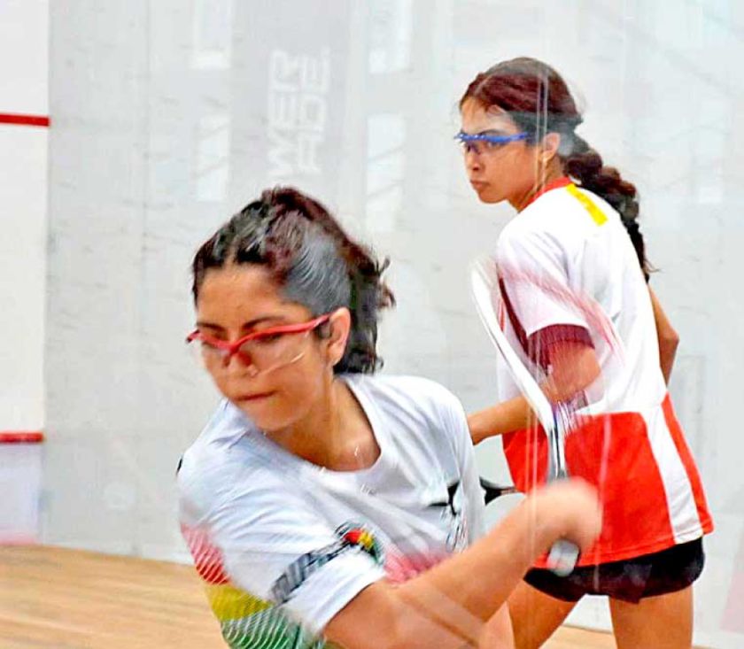 Raquetazo inicial del squash en el complejo de El Sancho